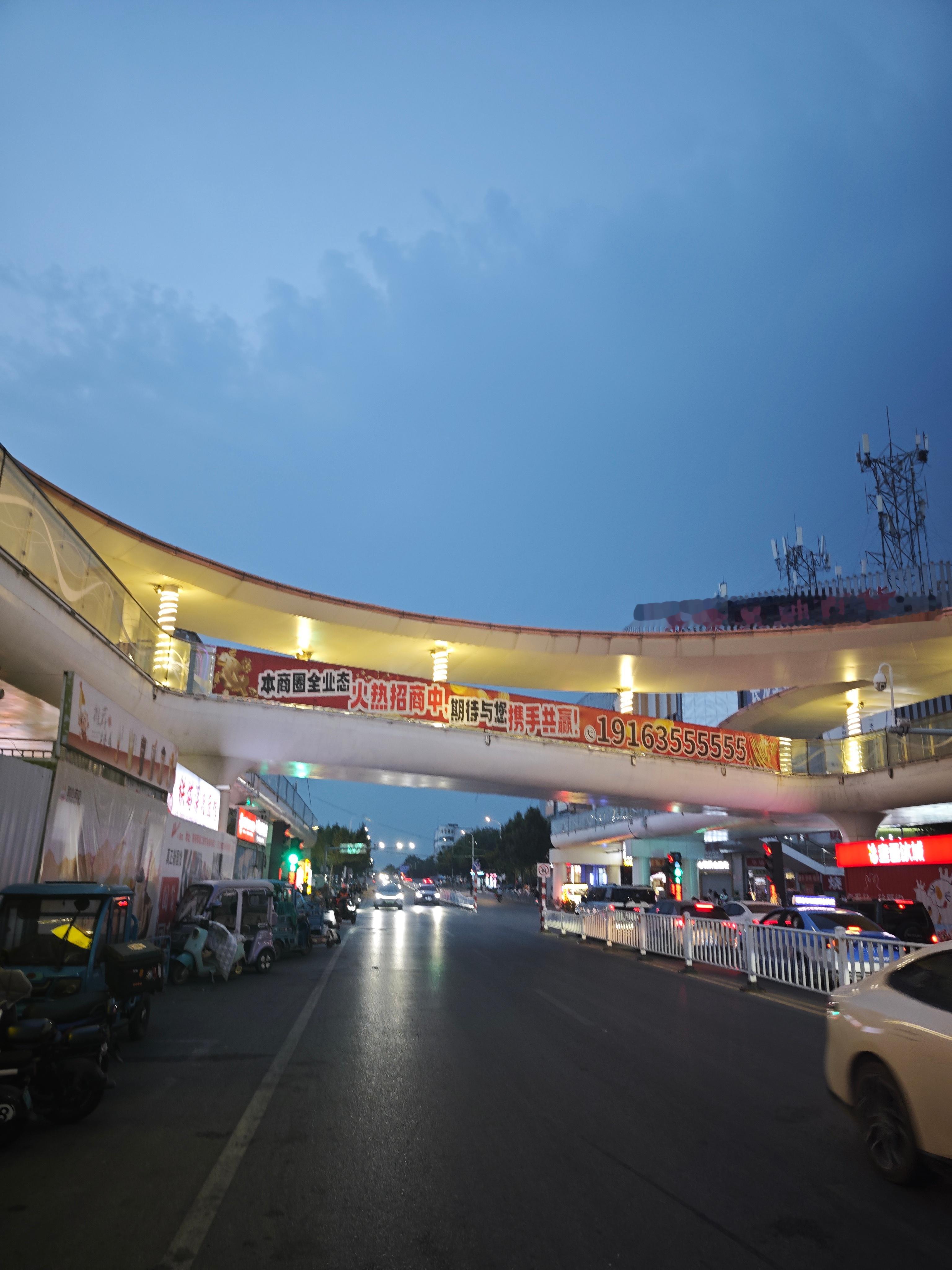 在铁塔夜市边买边吃，还没吃饱，一看天阴上来了，抓紧往回跑，一路大风，睁不开眼还吃
