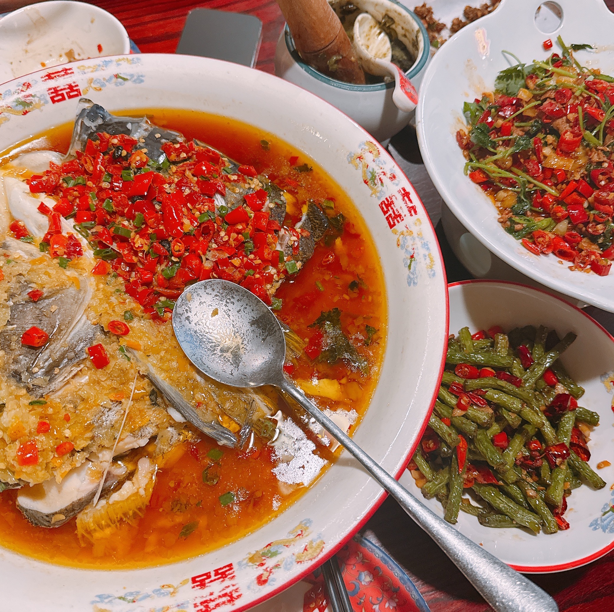 跟梳子去吃了湘菜！！然后我们俩还选了一样的豹纹出现涩谷辣妹嘿嘿 