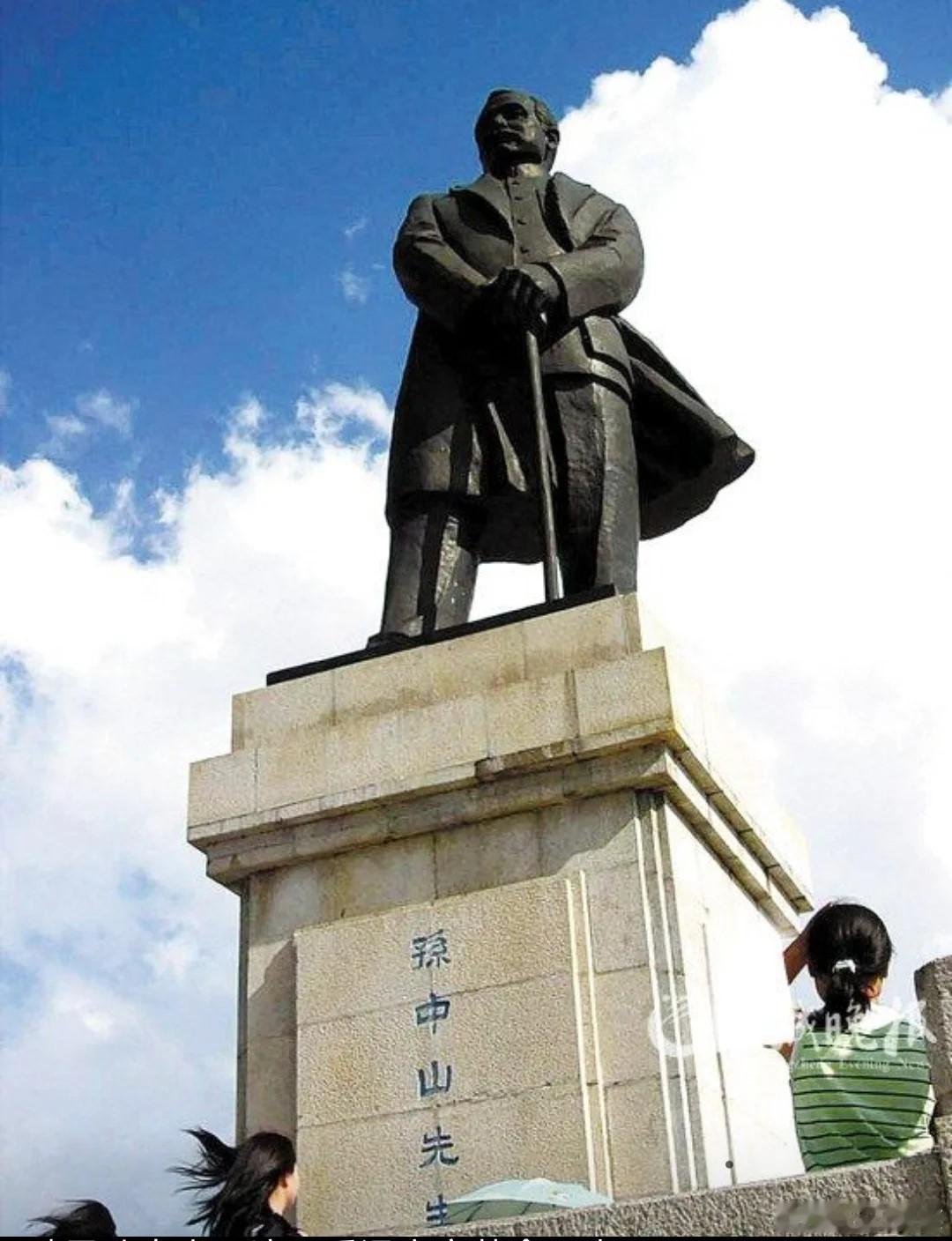 时代洪流中，人民与民主共选伟大先驱孙中山 不是时代选择了孙中山，而是人民选择了孙