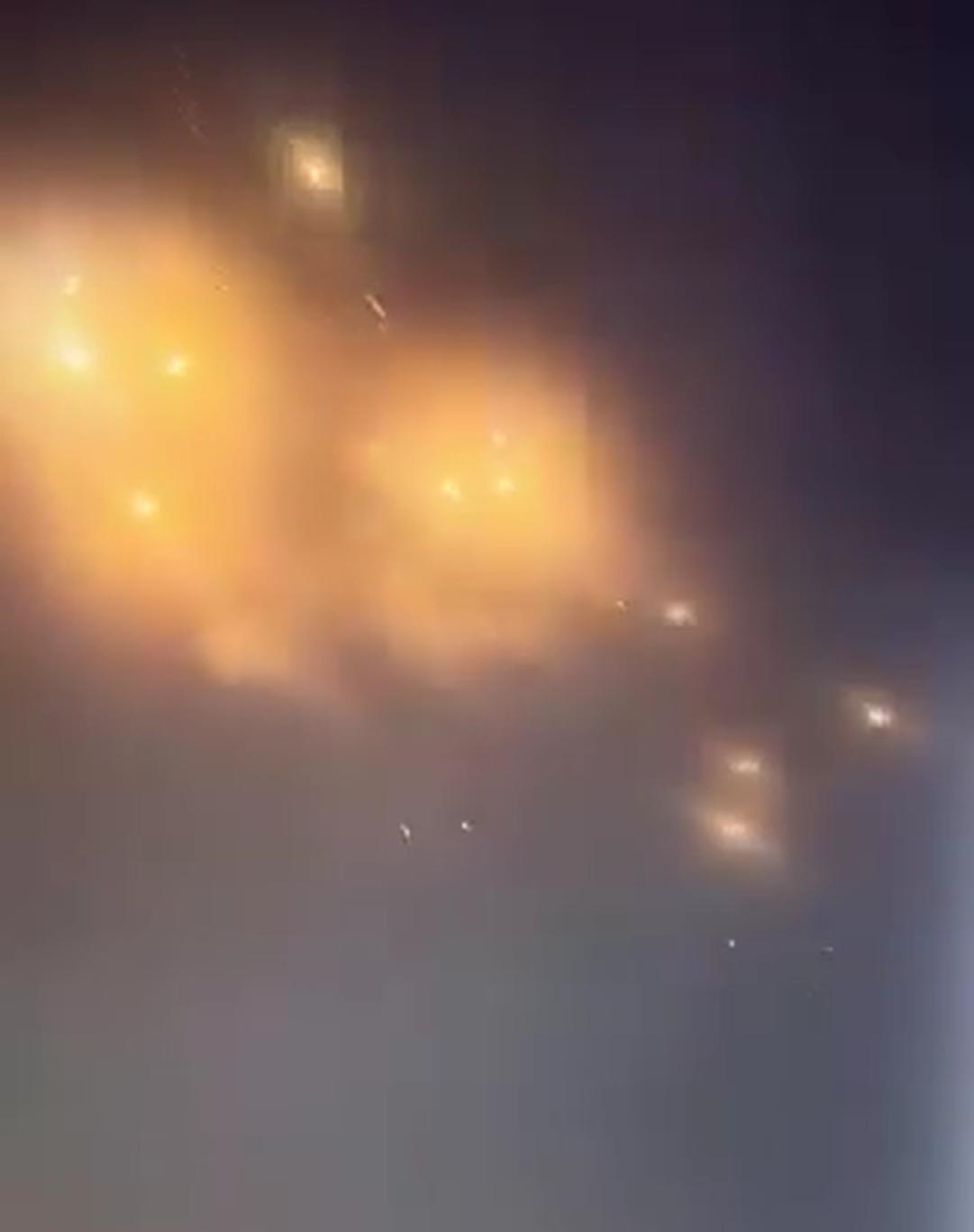 以色列这是放弃抵抗了吗？眼看着伊朗的集束炸弹飞到了头顶上，怎么一枚以色列的拦截弹