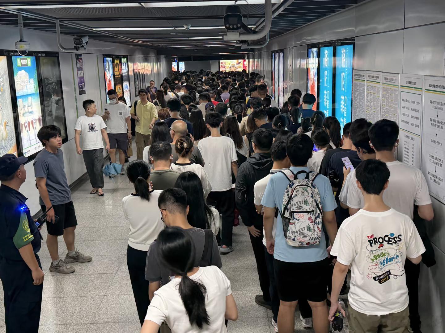 深圳地铁 安检排队排到出站口，我以为免费领鸡蛋呢一直挤到安检口才发现是一人一检就