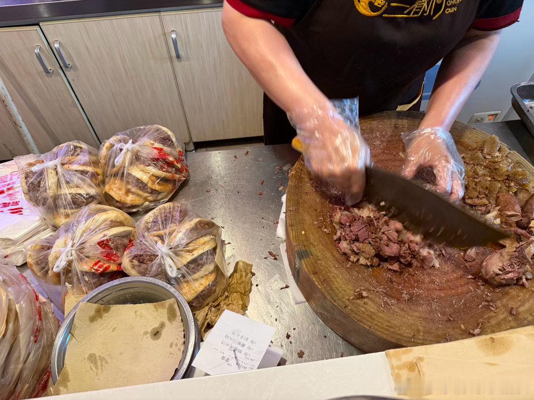 买了25个驴肉火烧也不知道好不好吃，但是看好多本地人来吃 保定·三春驴肉(永华店