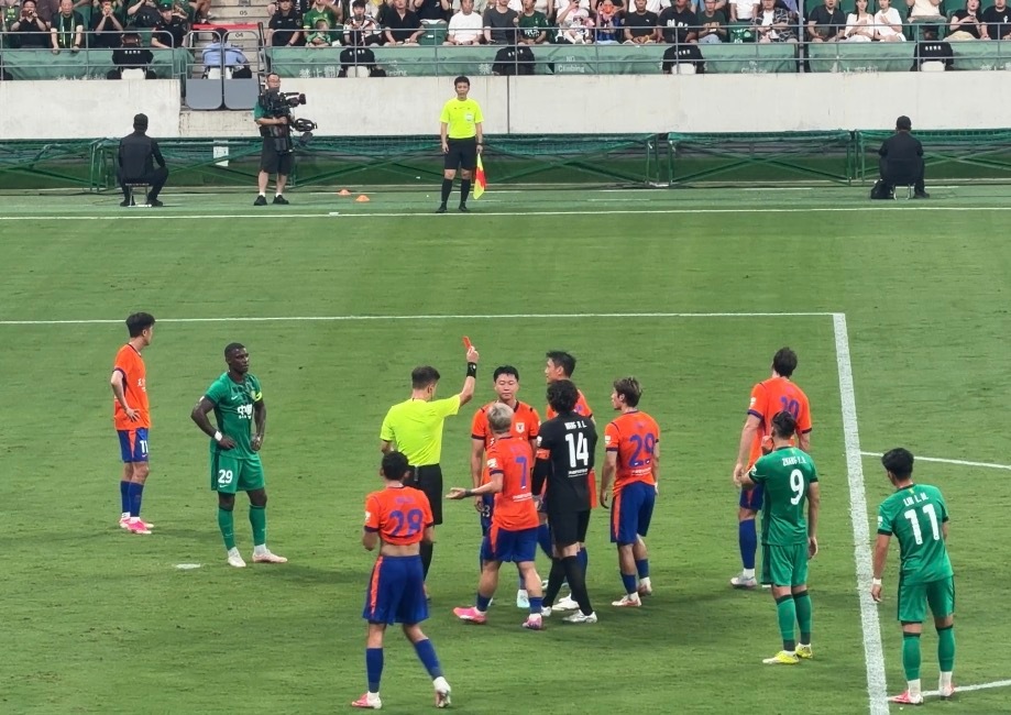 VAR 介入，郑铮被直红罚下 北京国安vs山东泰山北京国安中超联赛 北京·北京工