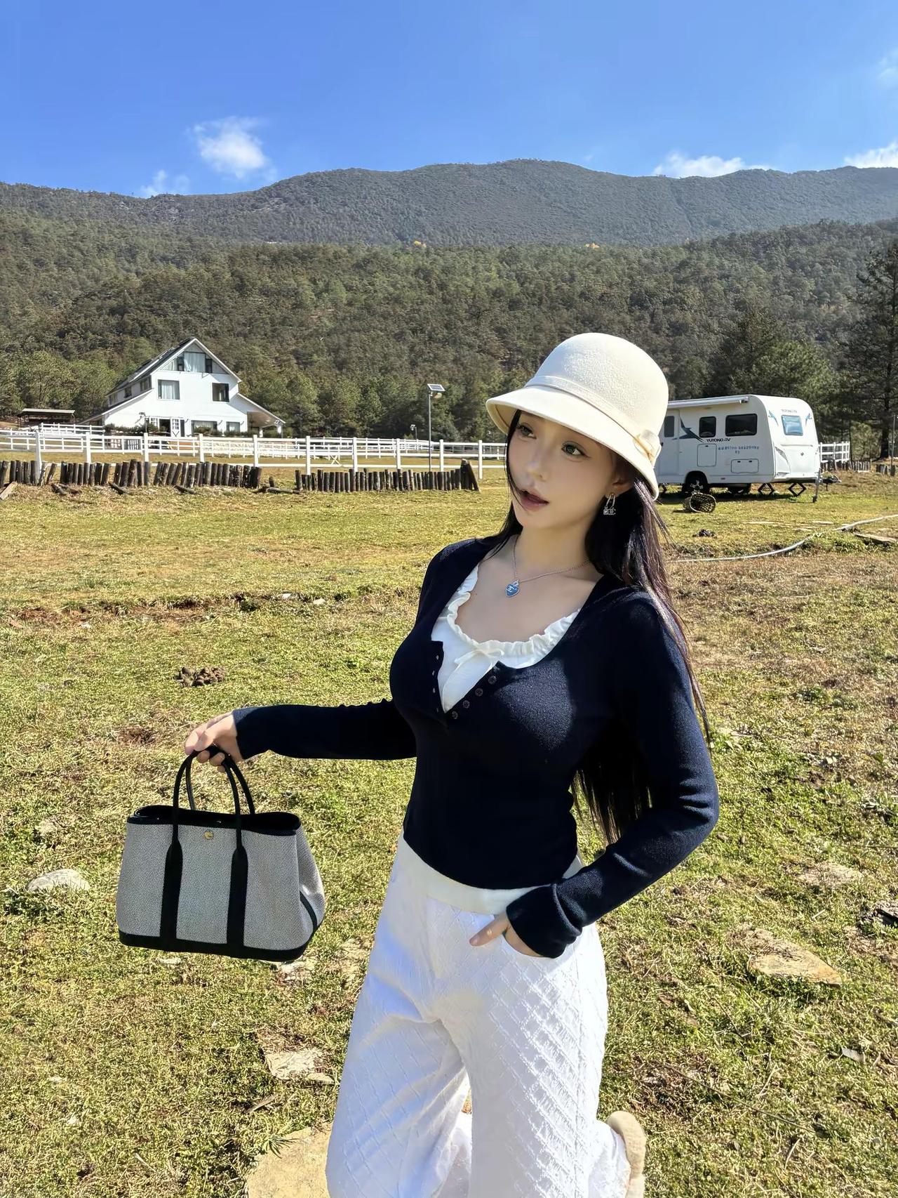 开心且困拍照姿势 出游穿搭