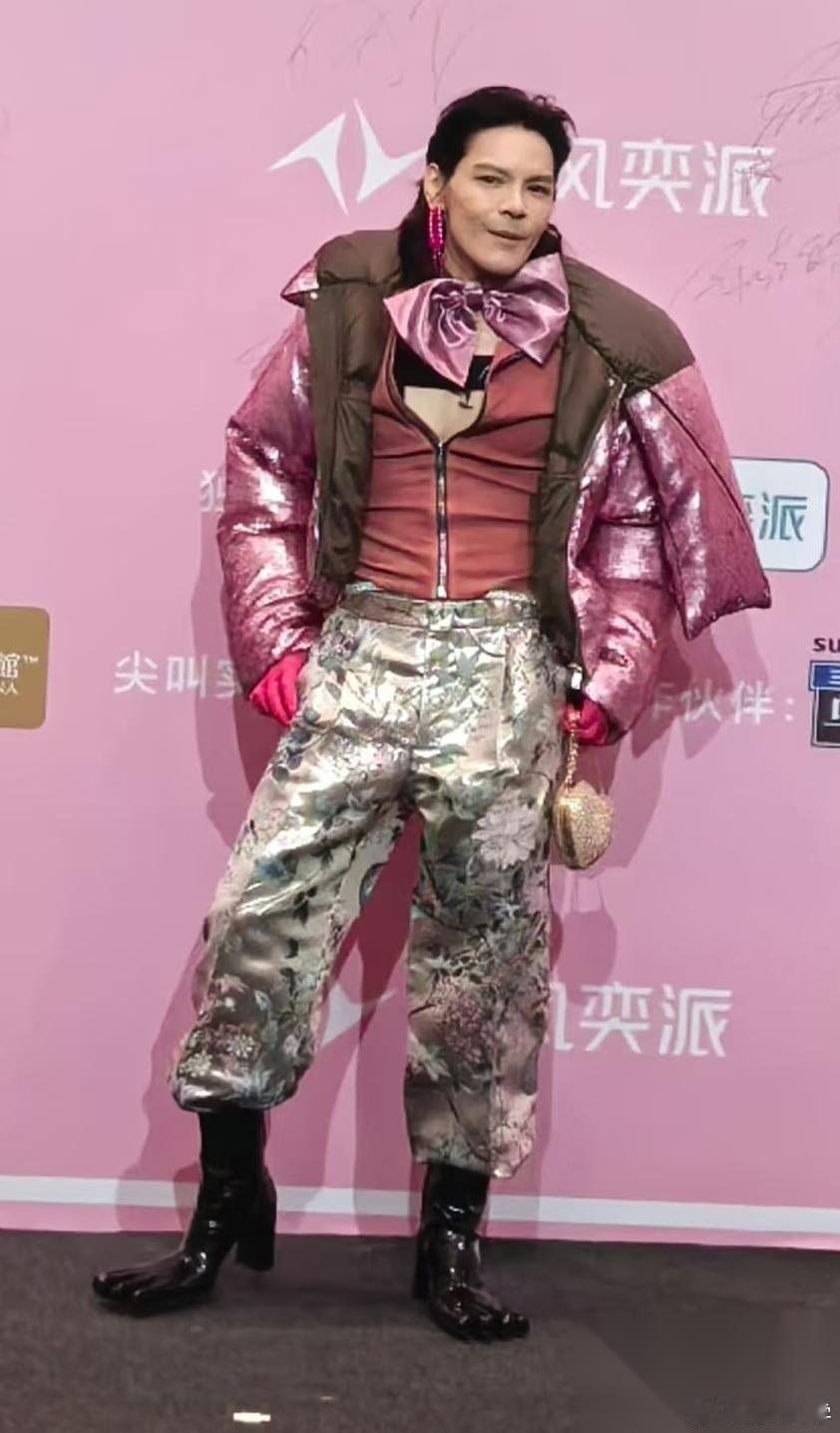 原来一直都错怪向佐了 他参加活动，穿奇装异服！ 原来不是因为吸引眼球，而是因为他
