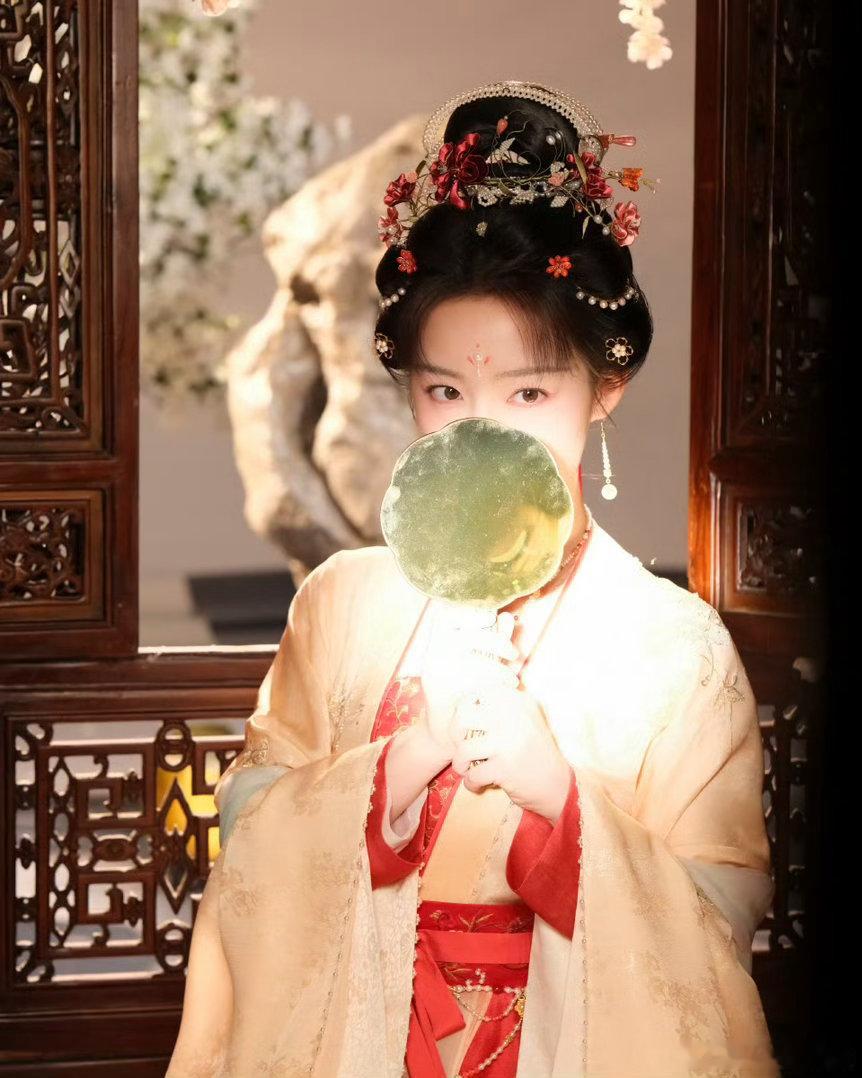 邓恩熙 恰逢春邓恩熙用演技诠释春日故事，角色鲜活立体，从神态到气场都和剧情完美相