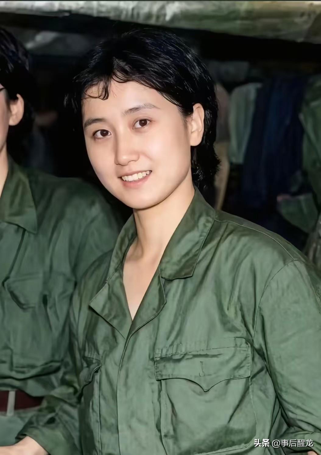自卫反击战时期，“十一姐妹救护队”医卫女兵们以弹药箱为手术台，在炮火中救死扶伤。