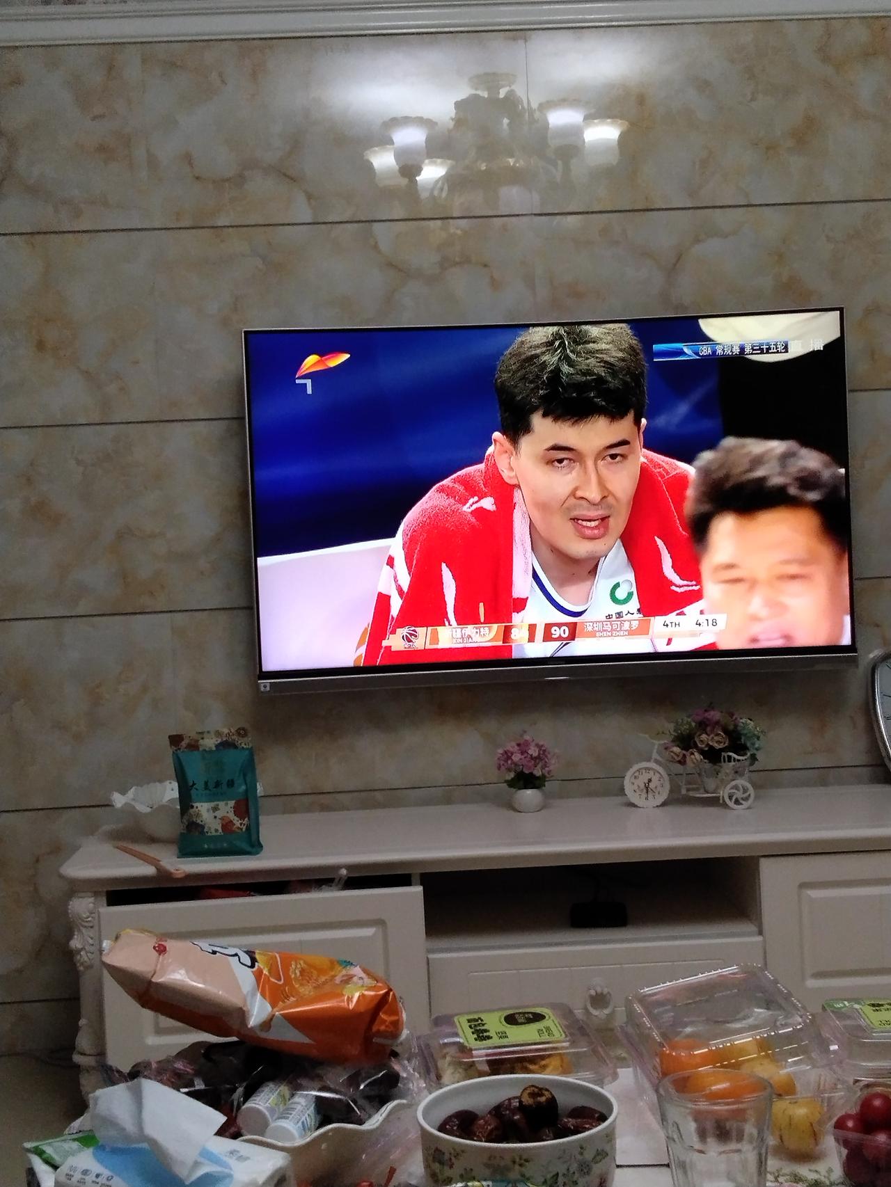 看了昨晚新疆队与深圳队的比赛，我感觉新疆队换帅后打得并不差，上场轮换10人之中有