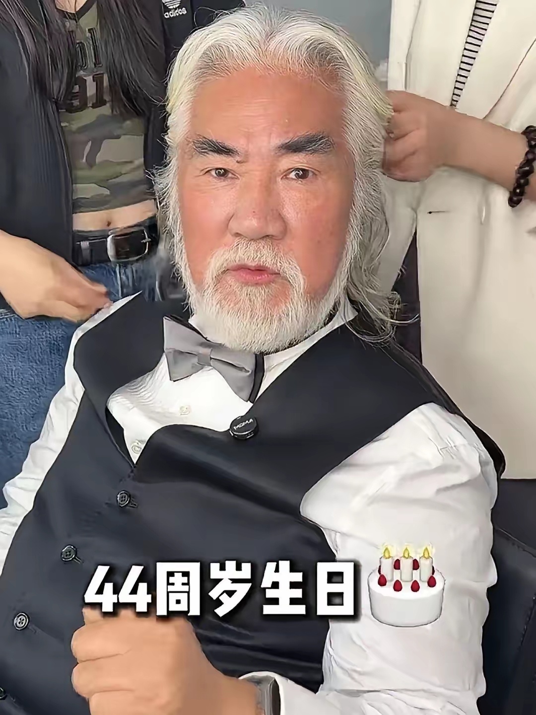 5月4日，张纪中老婆杜星霖44岁生日，也是两人结婚九周年纪念日，张纪中给老婆惊喜