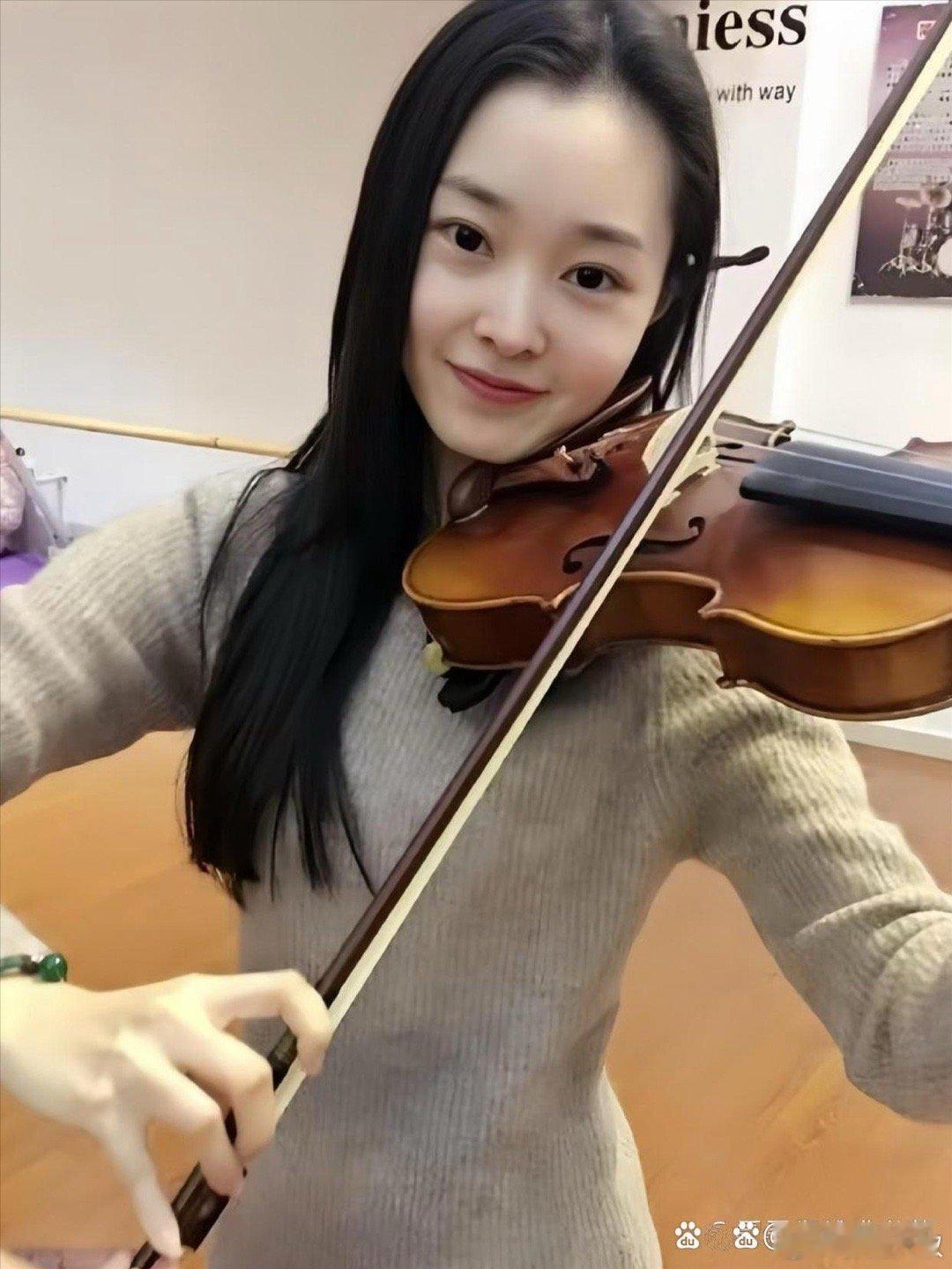 宋轶小姐姐再次展现琴技，这次是温柔的弦乐演奏，美得让人心动！ ​​​