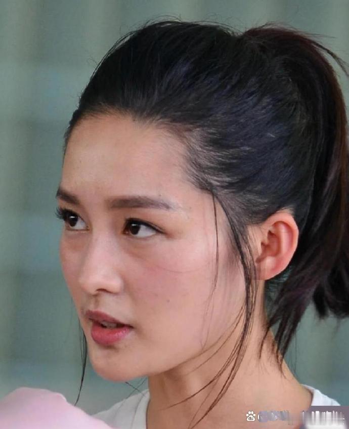 李沁这脸一看就知道是真实的，现在的女明星，假得别说是被看到细斑了，就是毛孔都没有