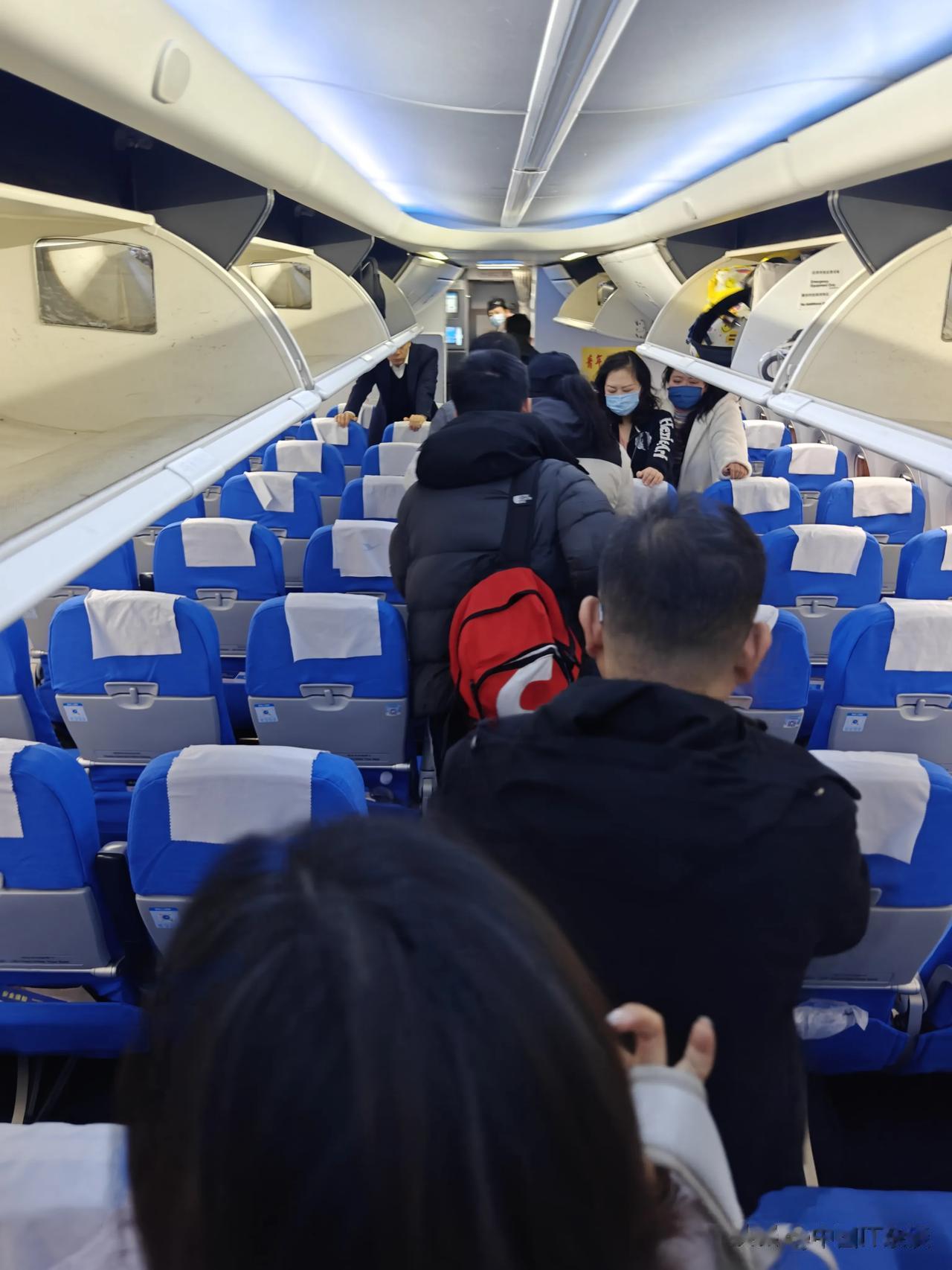 一个疑问，坐飞机的小伙伴为啥一到站都急急忙忙的站起来拥堵过道。其实飞机舱门不开也