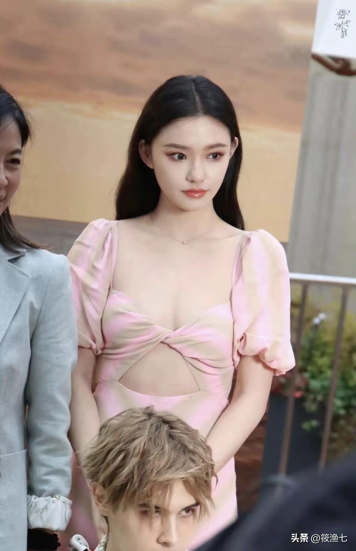 都说她和沈腾关系不一般，还曾被曝出过亲密的合照
从三亚的一起游玩，到类似的公园打