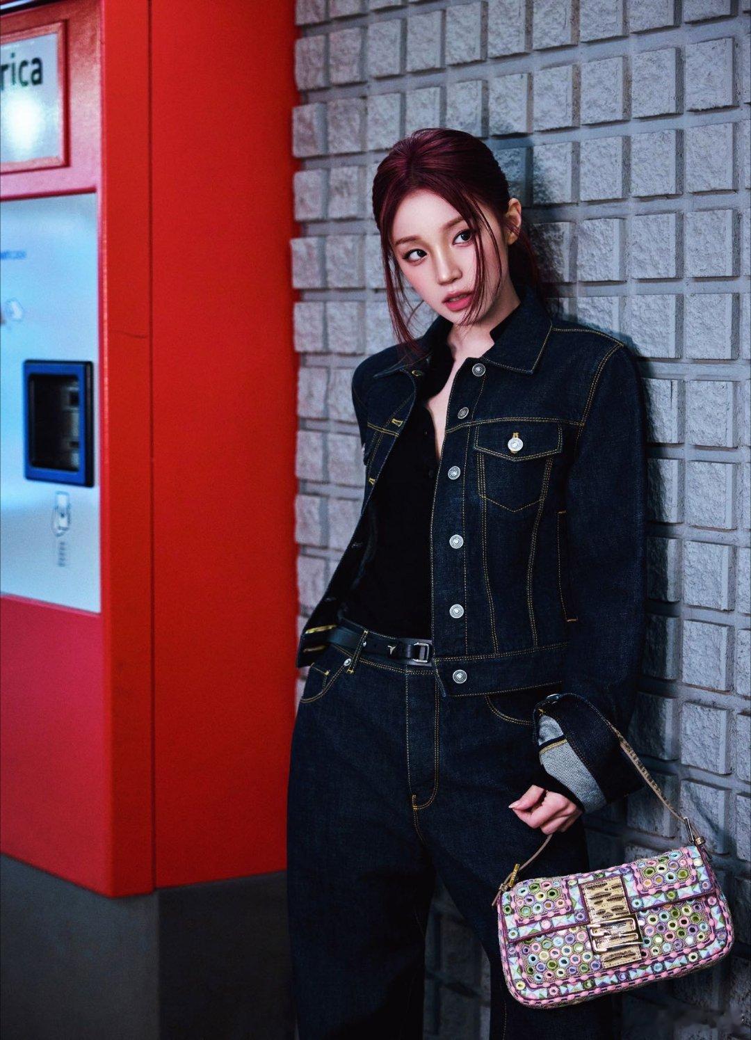 宋雨琦酒红马尾缠绕霓虹光带，眼神是未拆封的星芒。牛仔夹克裁碎夜色，斑斓手袋盛着都