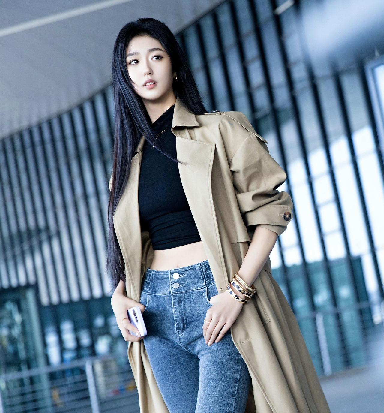 🍃软糯的针织衫搭配垂感很好的西装裤，既有职场的利落，又不失生活的温柔。

不需