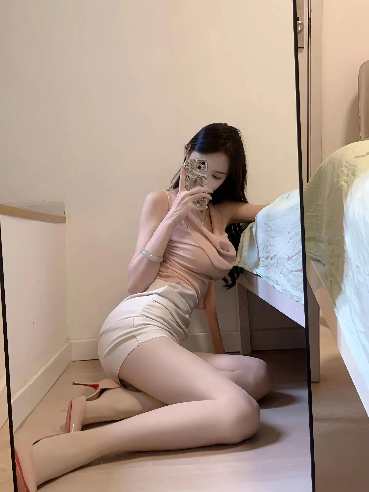 “我很困，但是就是睡不着，不知道自己在熬些什么，过去一年又一年，把我熬...