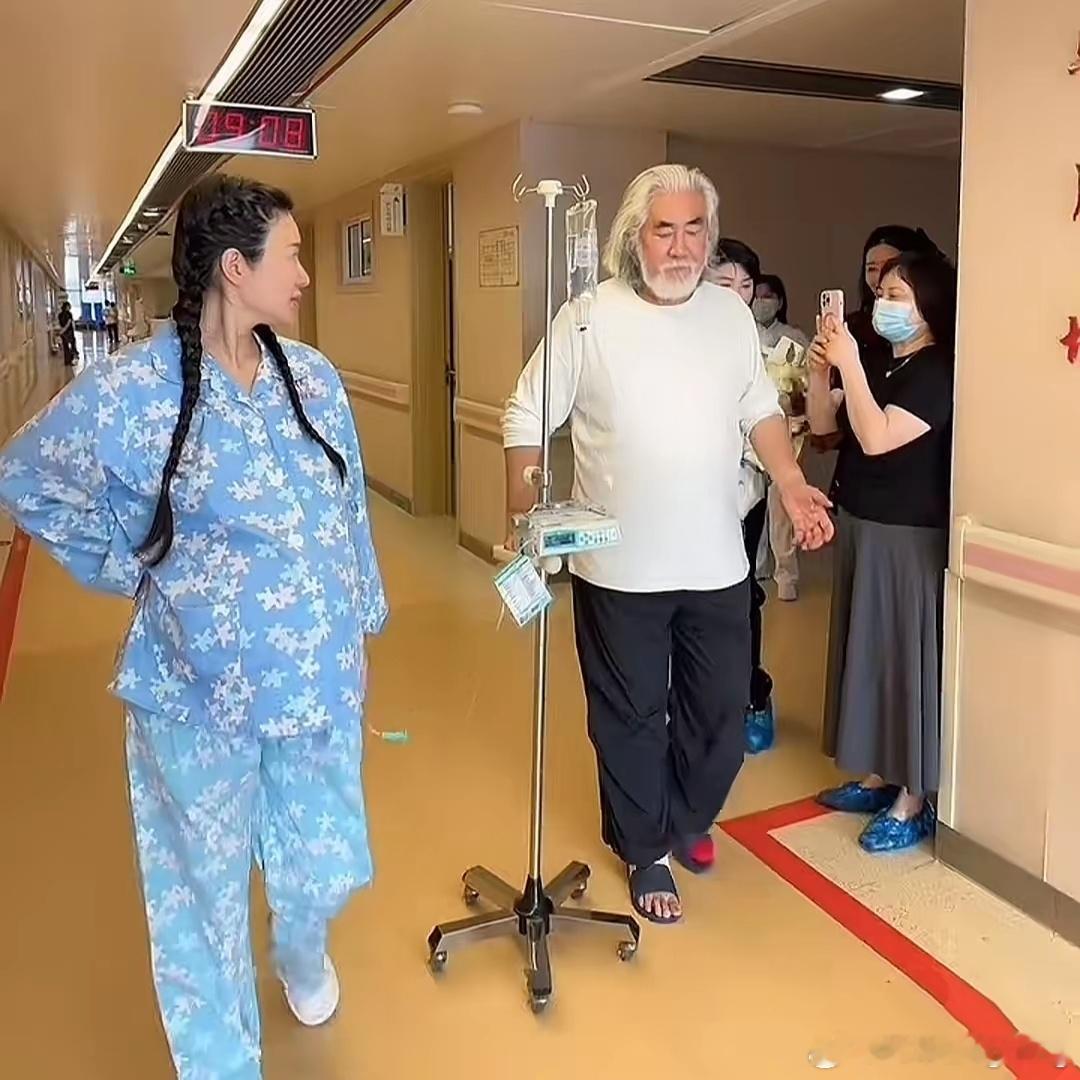 #73岁张纪中再当爸#恭喜！老爷子喜得爱女“小龙珠”，张导就穿了一只袜子，站在产