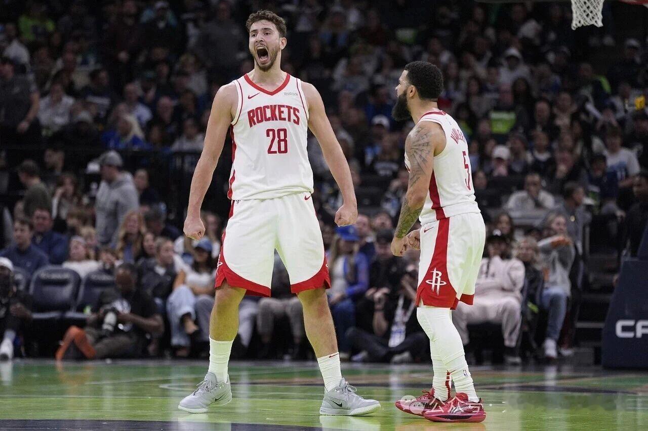 NBA常规赛继续进行，在火箭对阵马刺的比赛中，出现了非常奇葩的一幕。第二节比赛还