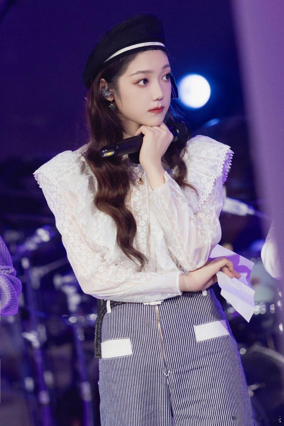 #硬糖少女303##希林娜依高# 今日份糖妹新鲜物料希林娜依高17号音乐仓库工作