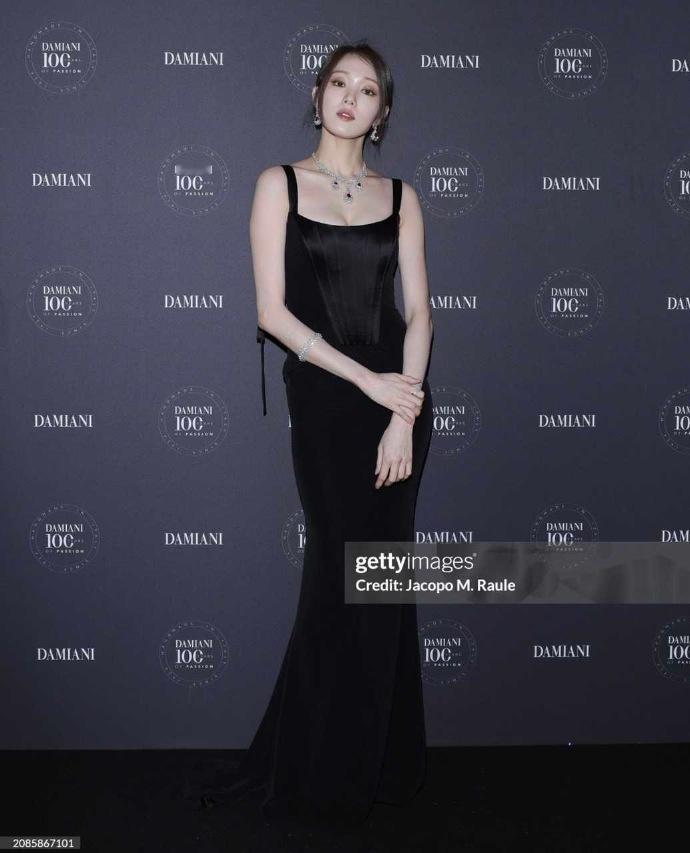 李圣经，进组啊姐！！！这么好的状态都打包去拍戏！！！美得有点太超过了，以为她是甜