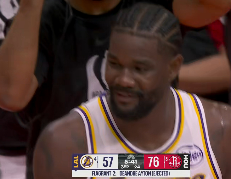 艾顿一肘打在申京面部，二级恶意犯规直接被驱逐，杜兰特礼貌道别。 