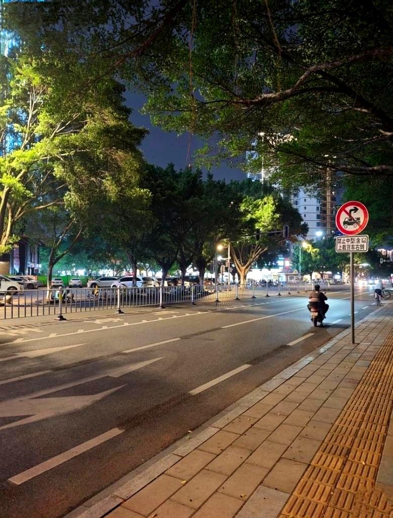 嗓子疼到连喝三杯温水都没用？
这事真不是“多喝热水”能糊弄过去的。
最近身边好几