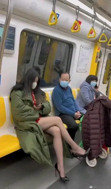 大爷真没见过这架势，喝口水压压。大爷真不讲究 大爷是个狠人啊 这个大爷真狠 大爷