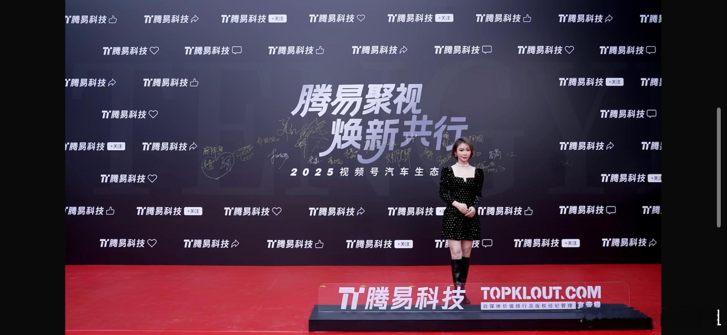 SP的这个小裙子也是买了很久，才拿出来穿哈哈哈哈最近疯狂买了好多西太后的项链耳环