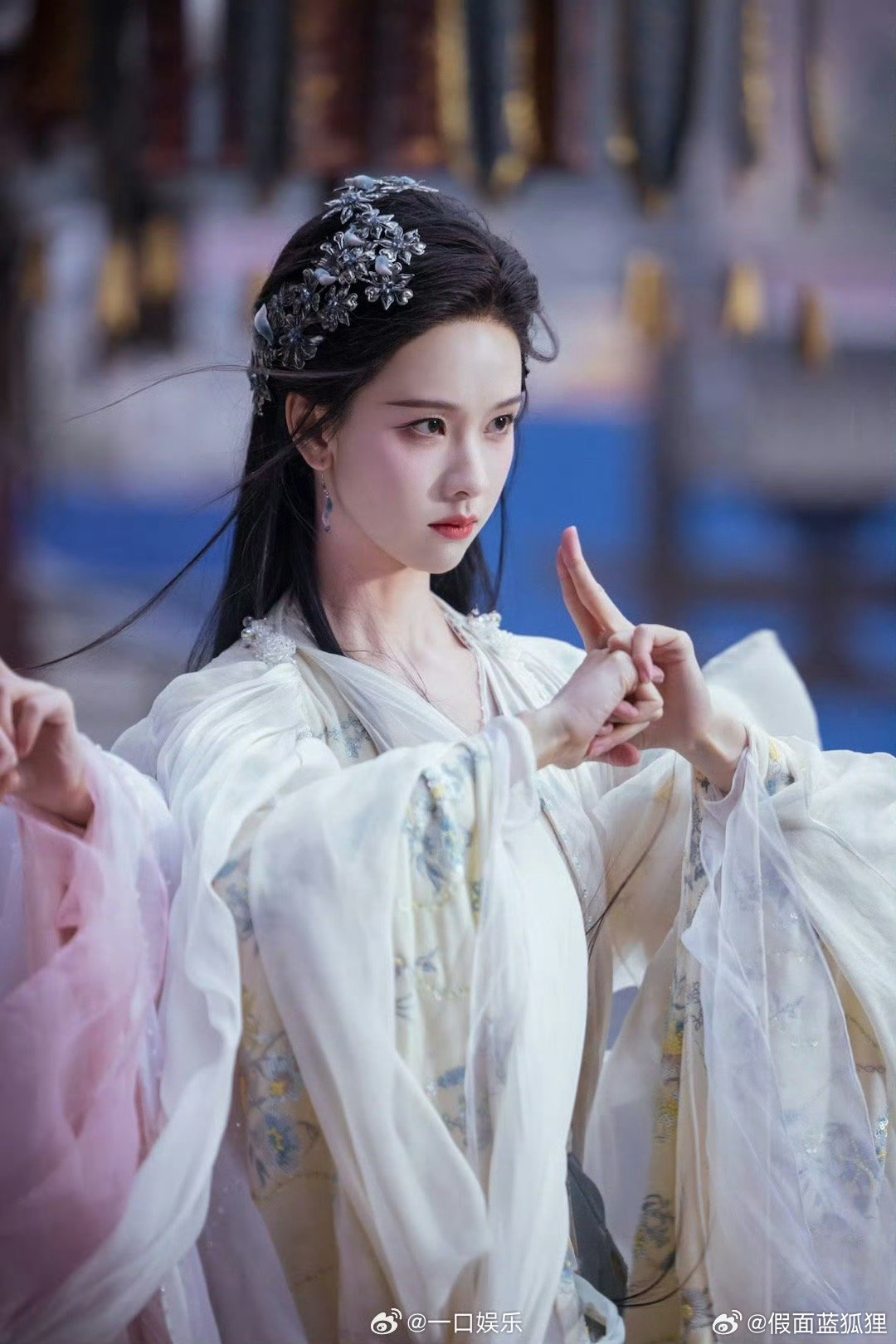 被鞠婧祎陈都灵香晕了  魅 惑与清冷碰撞太好嗑，凑近挑颌张力十足，月鳞绮纪双美同