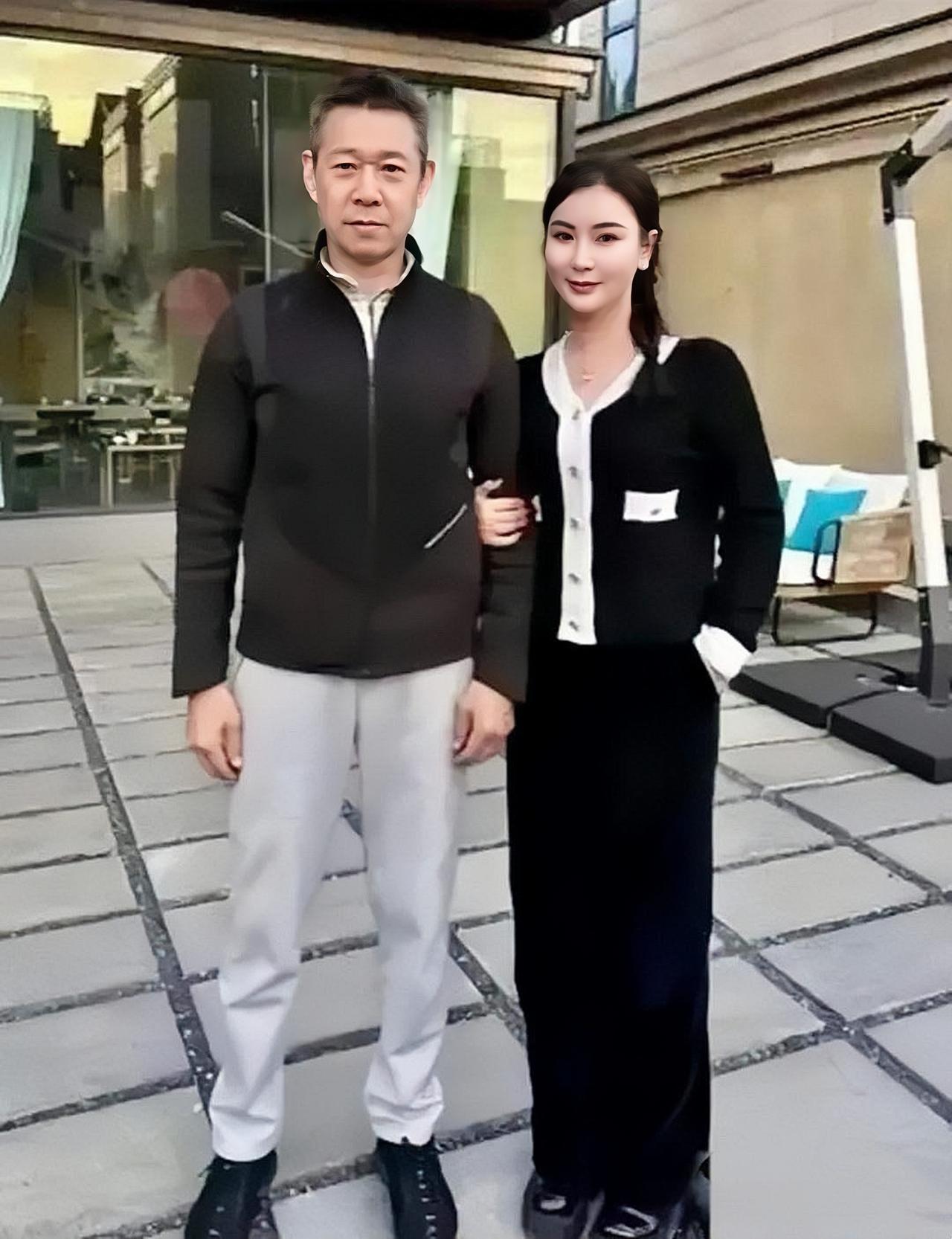 张丰毅与老婆旧照，两人结婚29年，张丰毅对小12岁娇妻宠爱有加。

张丰毅的老婆