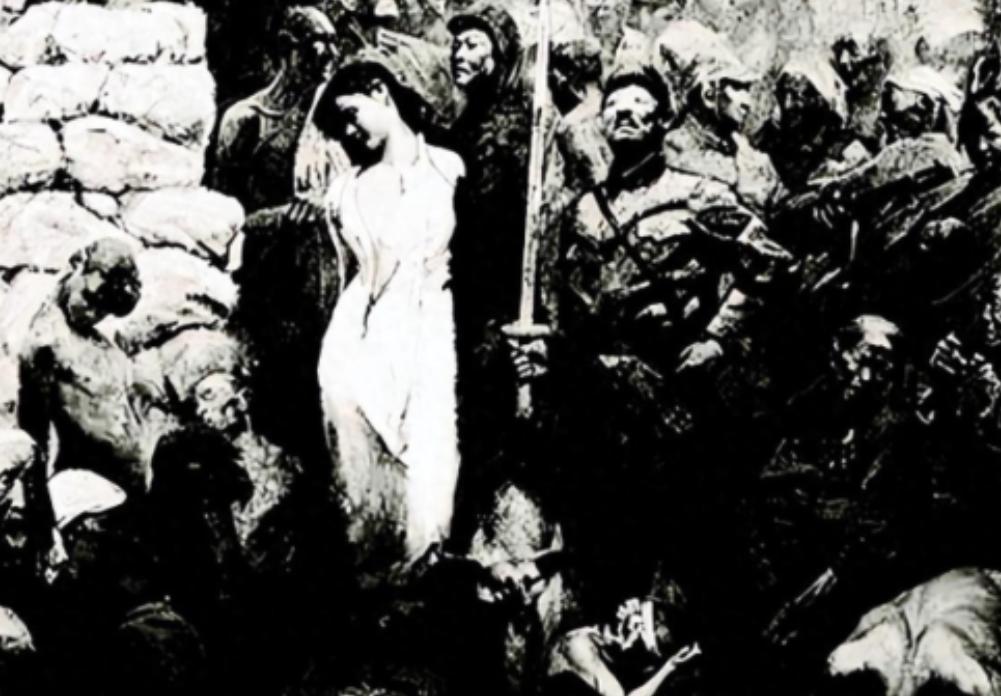 1937年，黑龙江汤原县鹤立镇。日本宪兵队院子里有根电线杆。电线杆上绑着一个女人