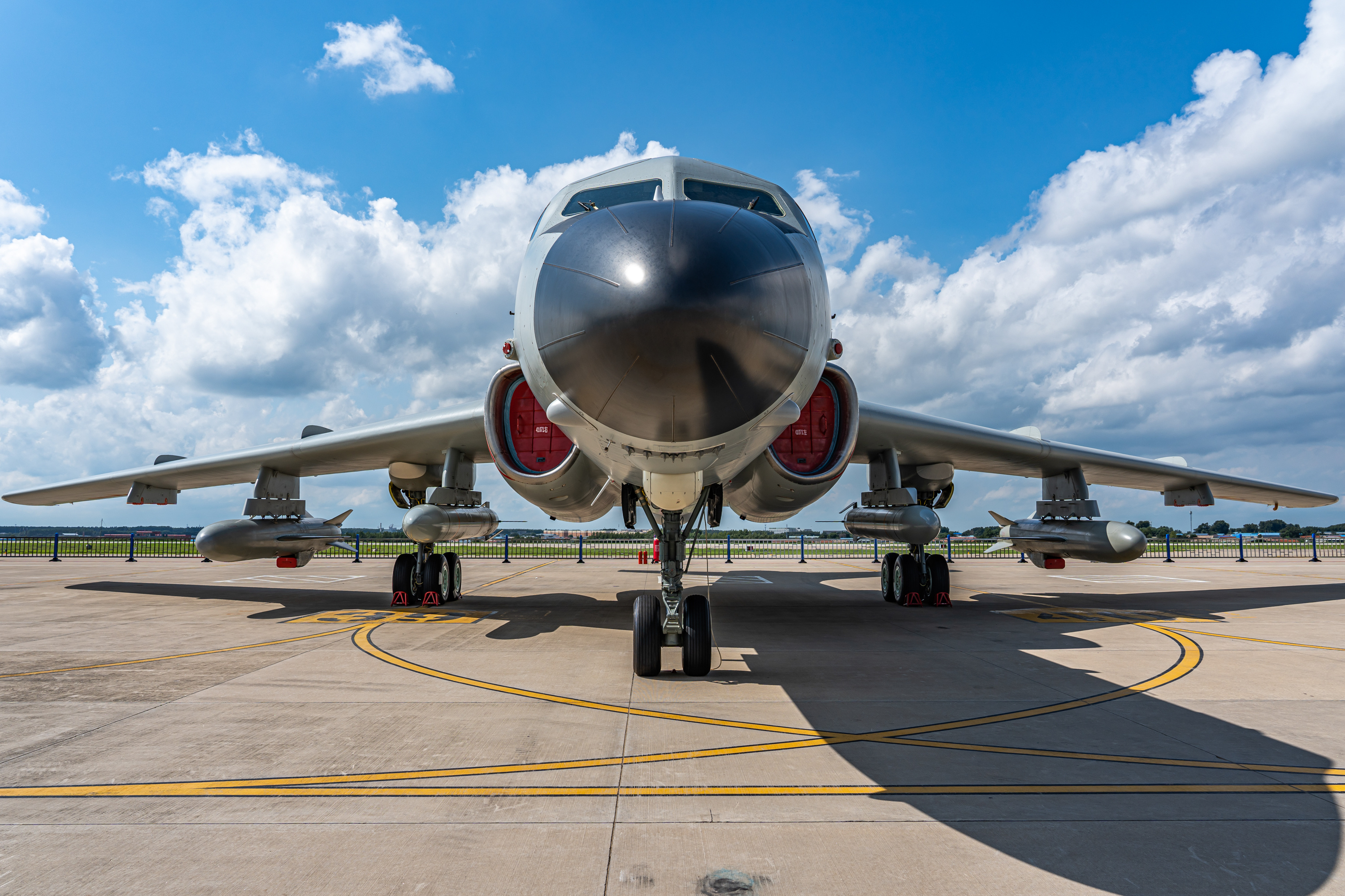 #航空新视野[超话]#  我永远喜欢轰-6K轰炸机，图片摄于空军航空开放活动 ​