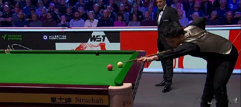 先拔头筹！周跃龙沉稳中更具致命一击的能力。
2025斯诺克英锦赛，奥沙利文vs周