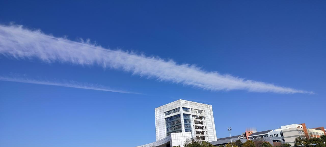 看看云南的天空飞机拉线都这么美