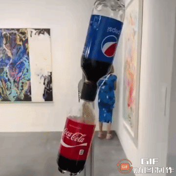 伊朗驻华大使馆太搞笑了，用一张图片嘲讽美国的“虚伪民主”，简直不要太贴切。
8月
