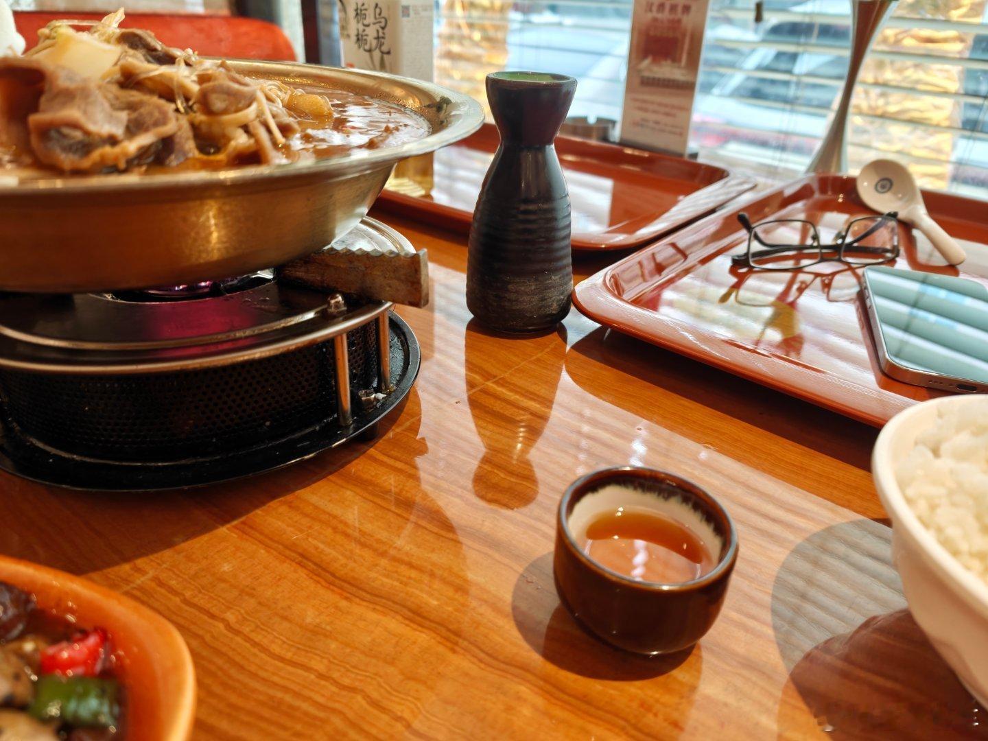 独家！独家！独家！王晓鹏和前女友的午餐，猜一下她是谁？喝的什么酒？ 