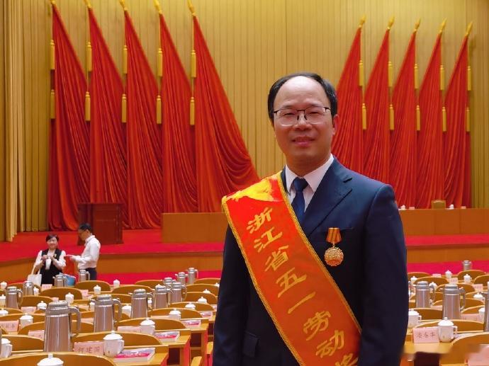 因为放心不下这位台州医生28年坚守在心尖近日，台州市中心医院心血管内科主任蔡海鹏