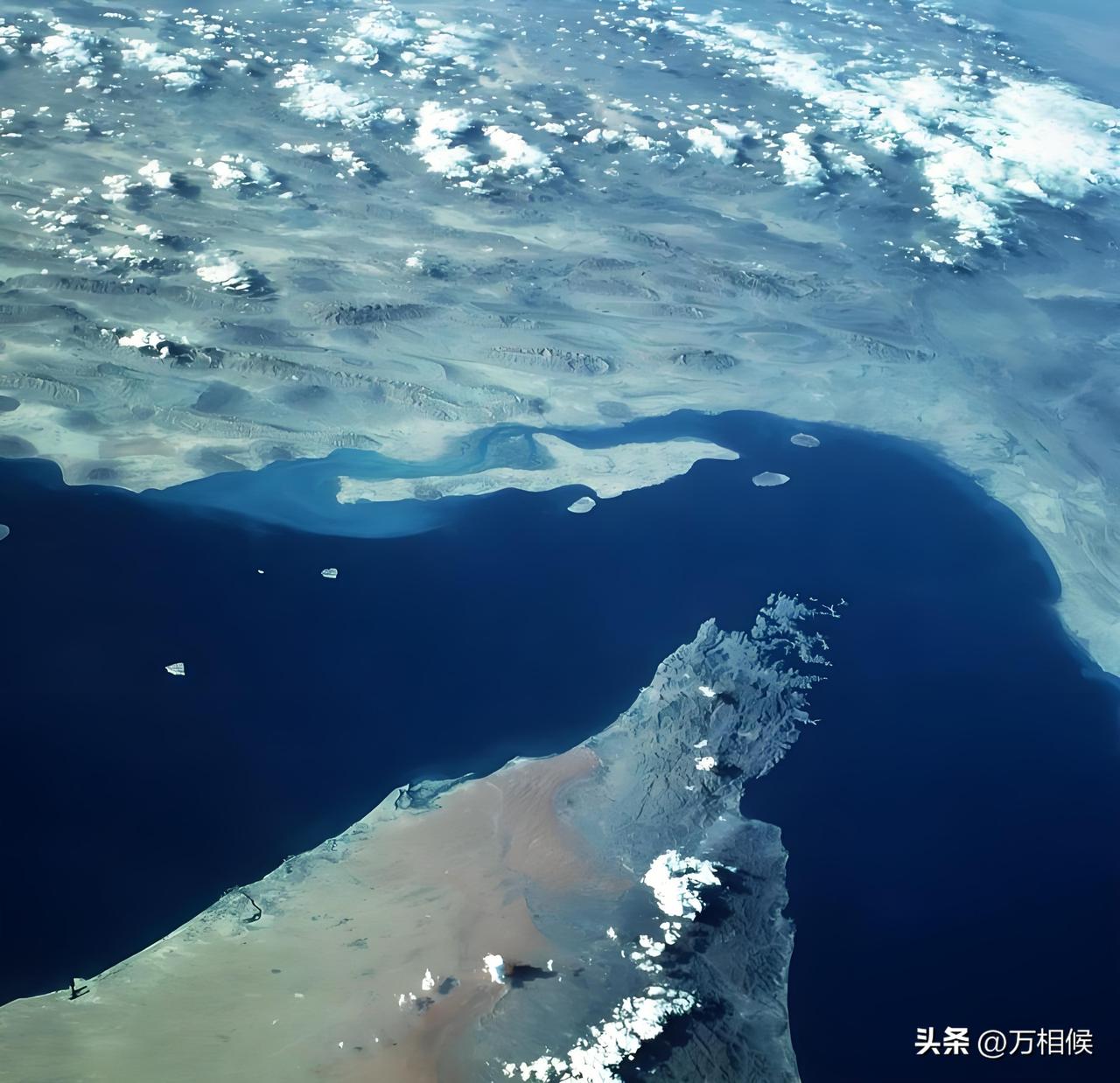 霍尔木兹海峡最窄处仅有30多公里，但被伊朗封锁后，整个波斯湾里的国家都麻爪了。特