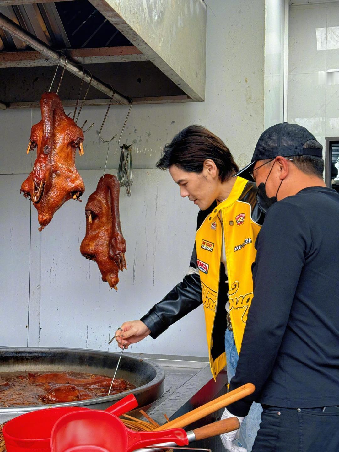 向佐和外卖小哥撞衫了猛一看还以为向佐去送外卖了，这和外卖小哥的撞衫程度直接复制粘