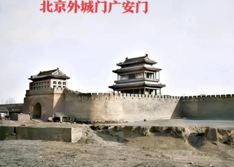 1957年，北京永定门城楼因为“妨碍交通”被拆除。48年后，果不其然开始复建永定