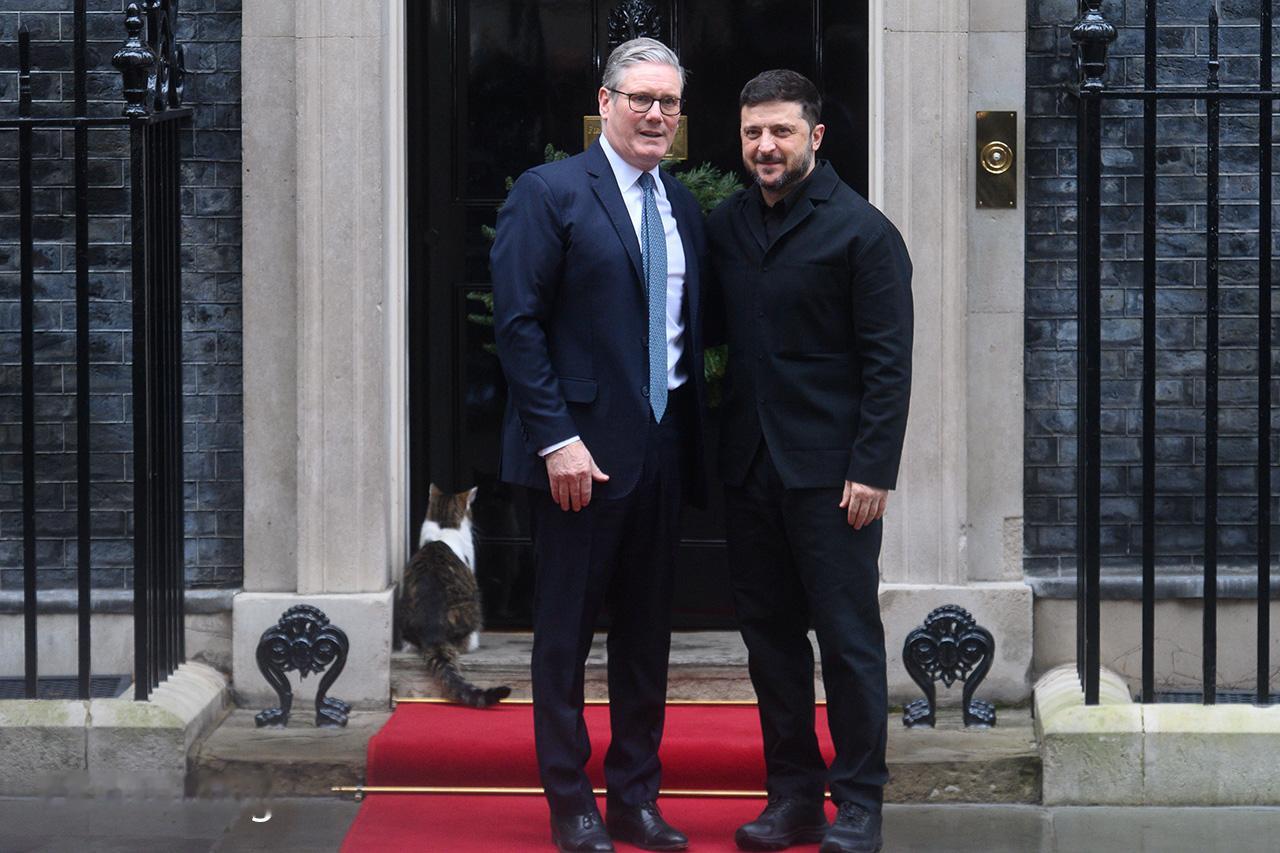 泽连斯基访问唐宁街十号与基尔·斯塔默会谈，唐宁街首席捕鼠官拉里入镜 