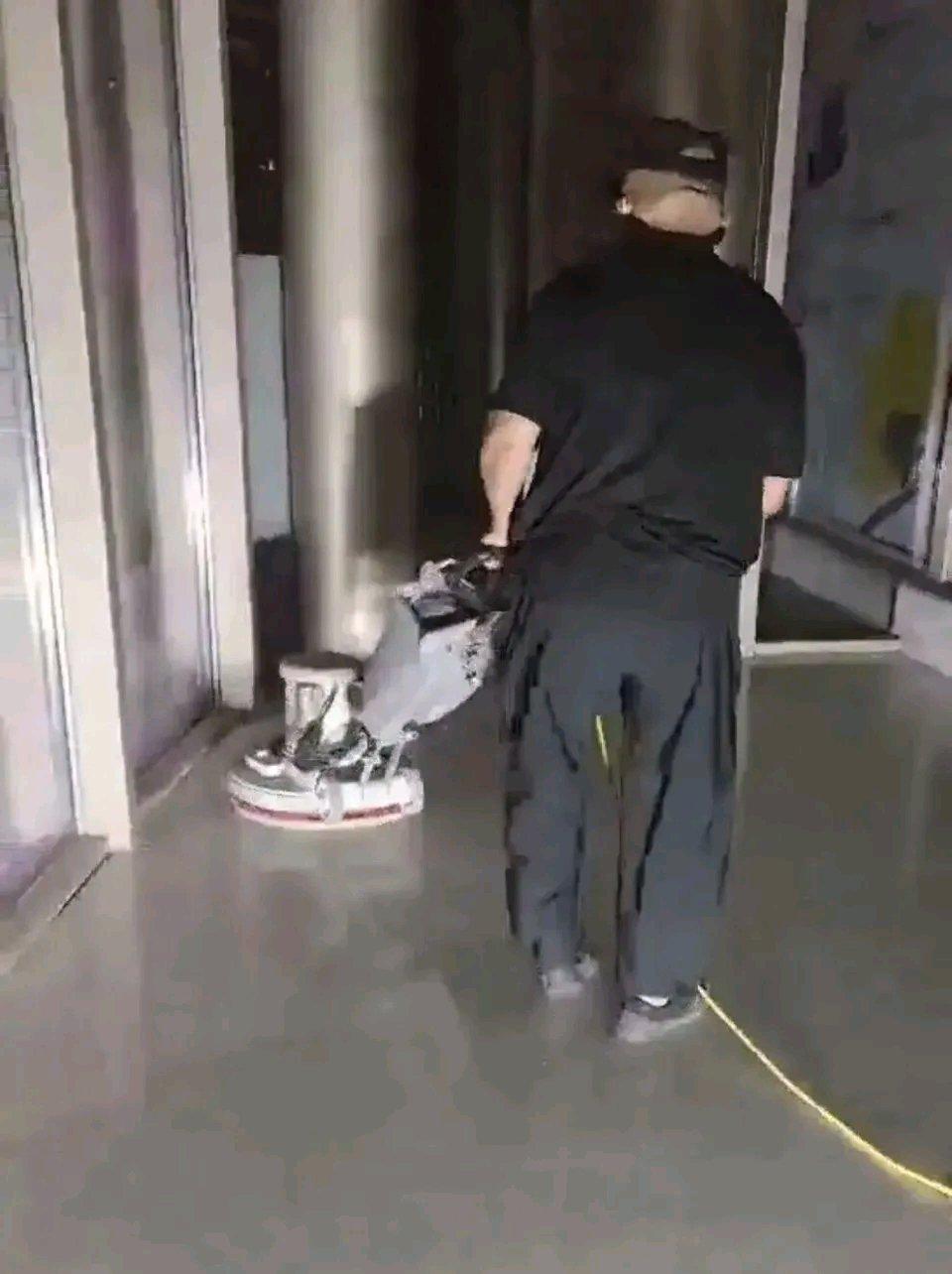 山东55岁的郑某上夜班时把空调和门窗都关了，结果体温飙到41℃，患热射病去世，官
