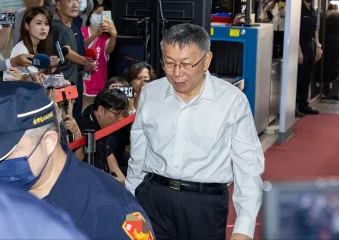 柯文哲于今日上午9点15分步入法院，面容上挂着一抹微笑，显得从容不迫。然而，在面