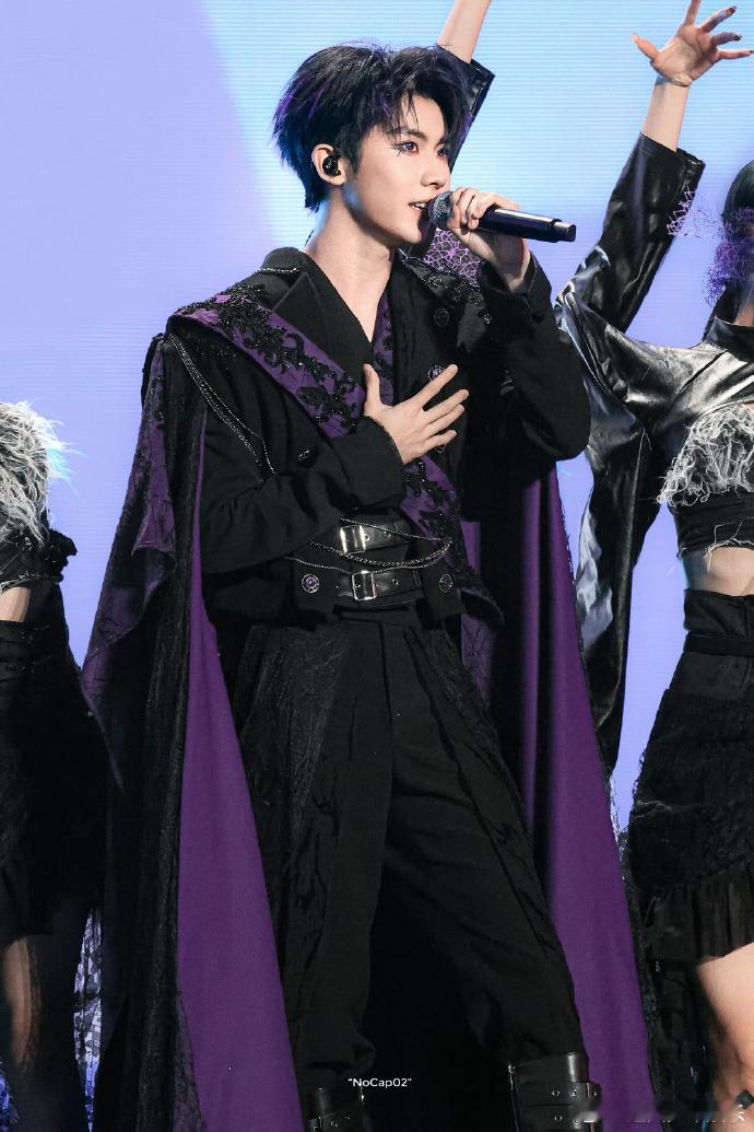 马嘉祺 吸血鬼伯爵真的被帅晕了！马嘉祺的吸血鬼伯爵造型太绝了，紫色的点缀让整体气