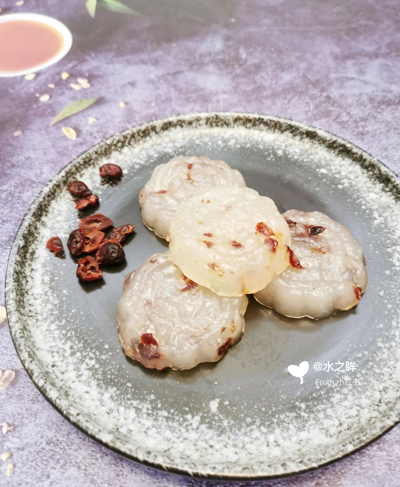 夏天来了，只想吃点儿清爽的糕点，信手拈来一块水晶饼细细品尝，感觉自己像是住在海底