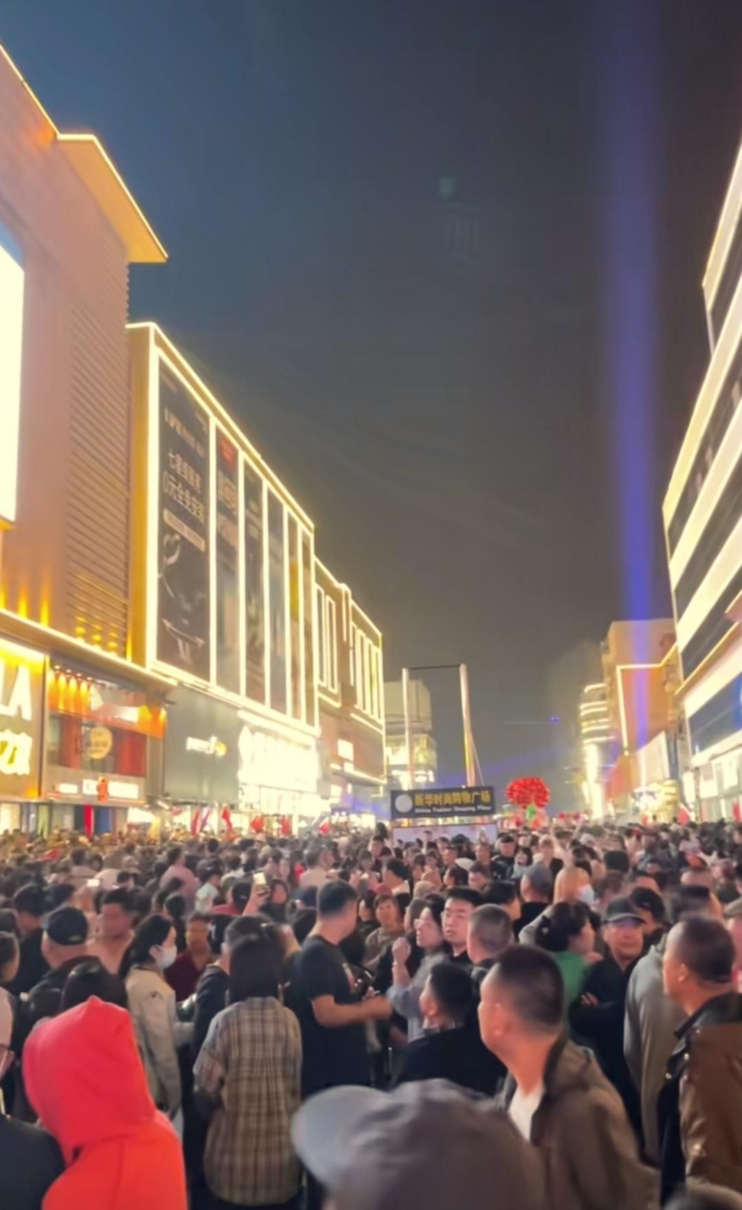 不知道的以为这是上海南京路步行街，可实际上这里是辽源升级改造后的盛况。从现场情况