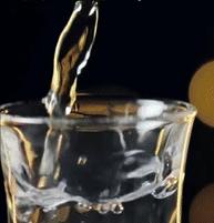 “不服不行！”10月15日报道，江苏淮安，50岁女子坚持喝酒28年，尤其最近几年