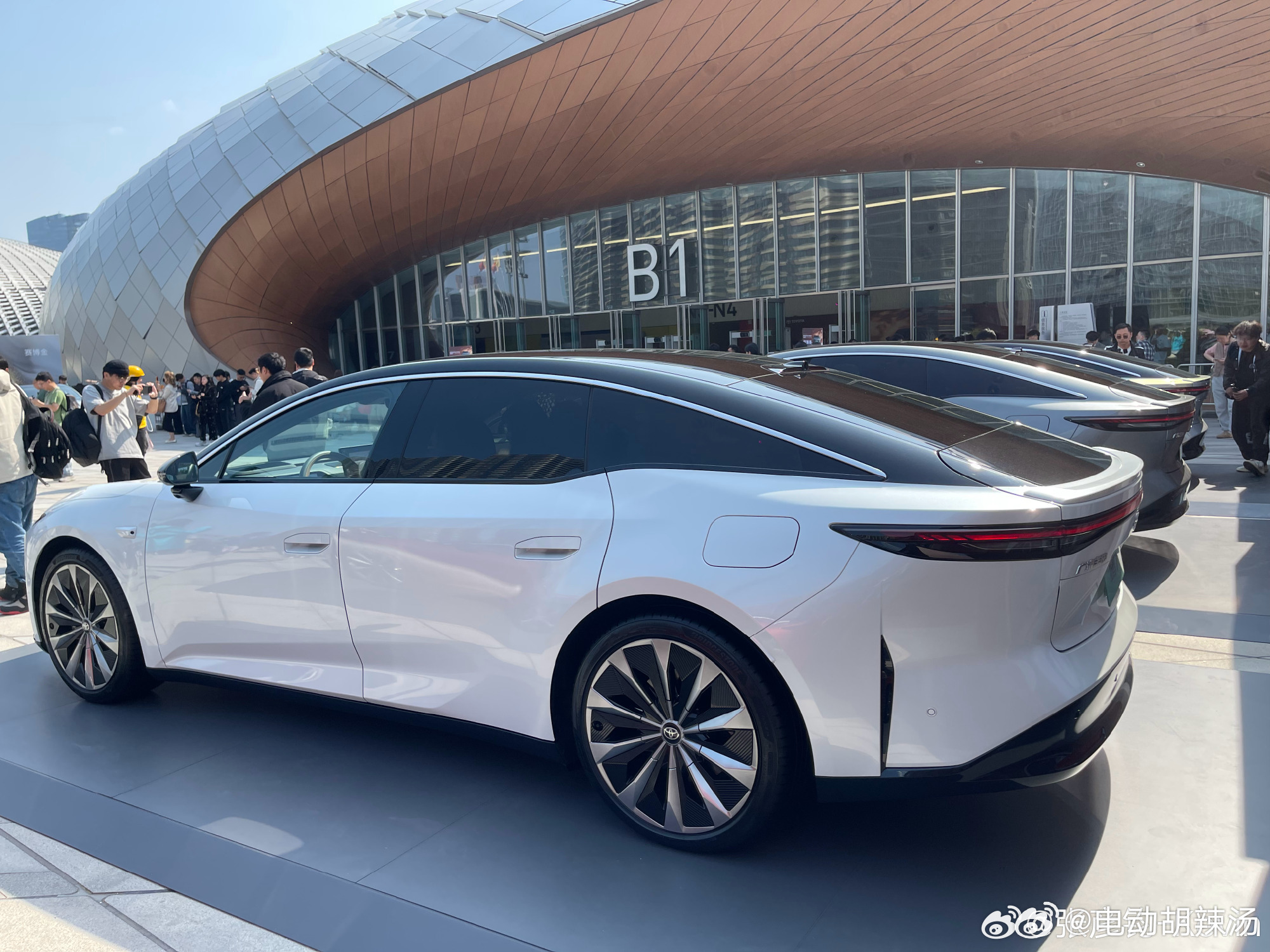 这个后备箱的分缝看起来就有点诡异！你看呢？ 