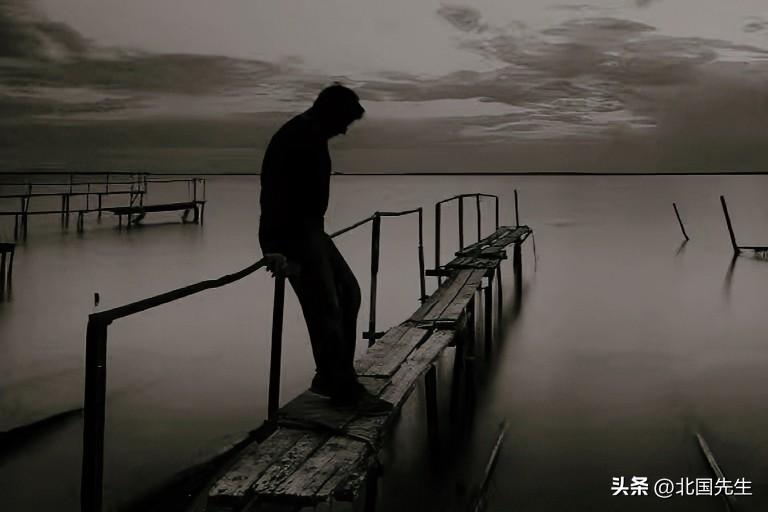 成年人的世界，
一旦结仇，
是很难解开的。

～～

一笑解千愁，
都是骗人的鬼