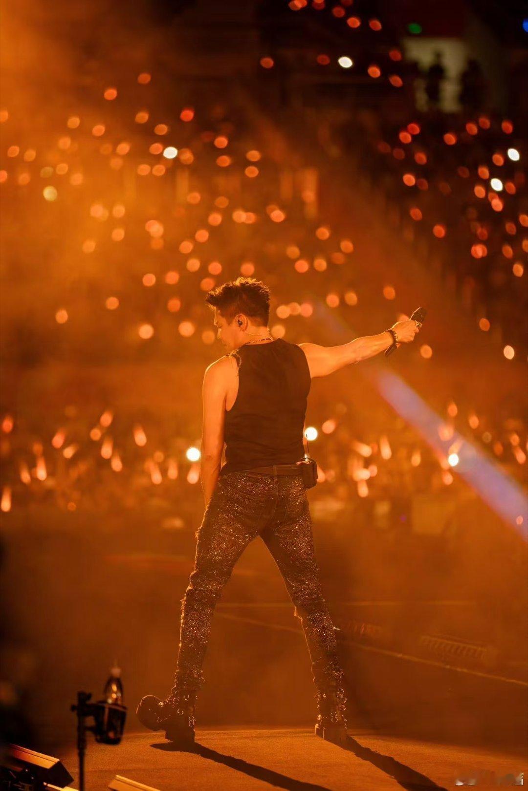  陶喆巡演完报复性吃甜甜圈 巡演落幕开启解馋模式，抱着甜甜圈的搞怪合照萌翻众人，